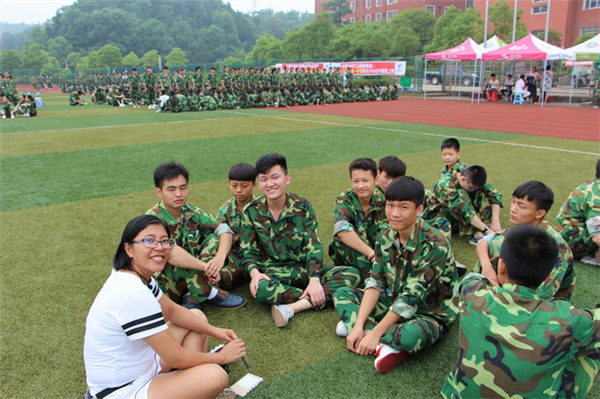 1512368368403164.jpg 军训场风采别样 班主任陪伴左右121.jpg